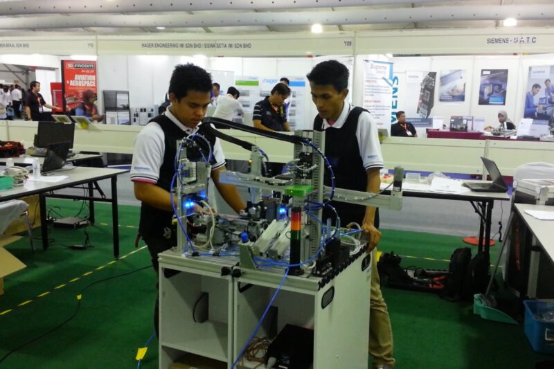 Magkano ang tuition fee ng Mechatronics Engineering student?